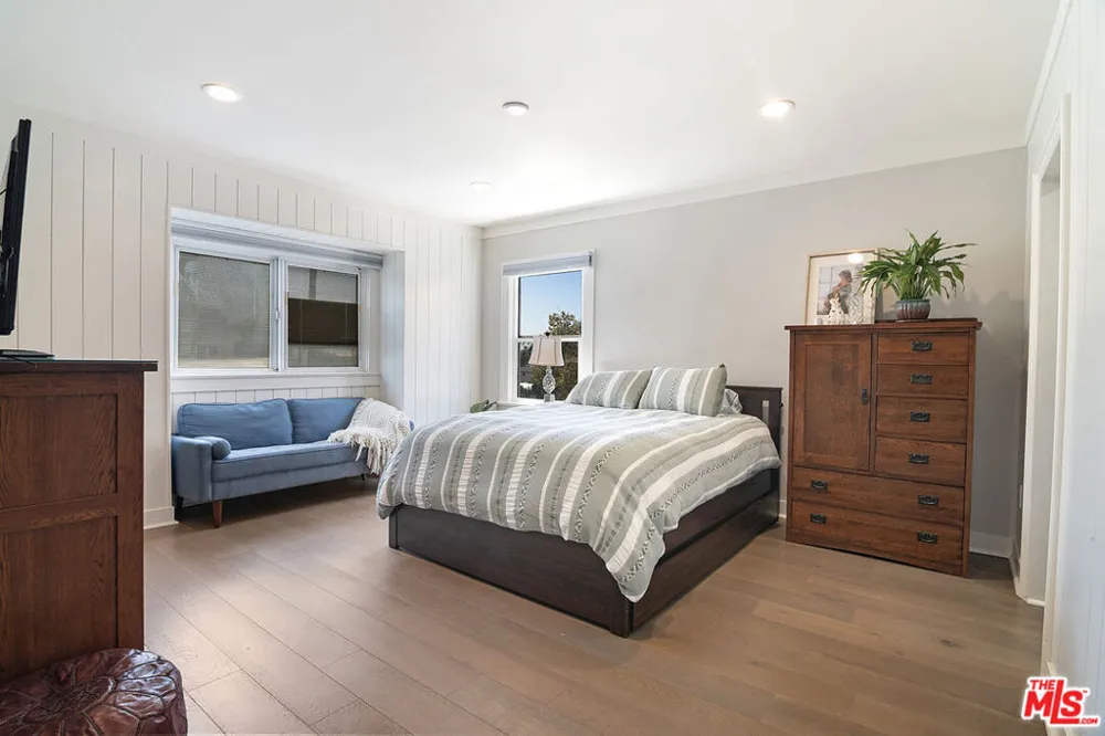 895 S Bronson Avenue Los Angeles, CA 90005