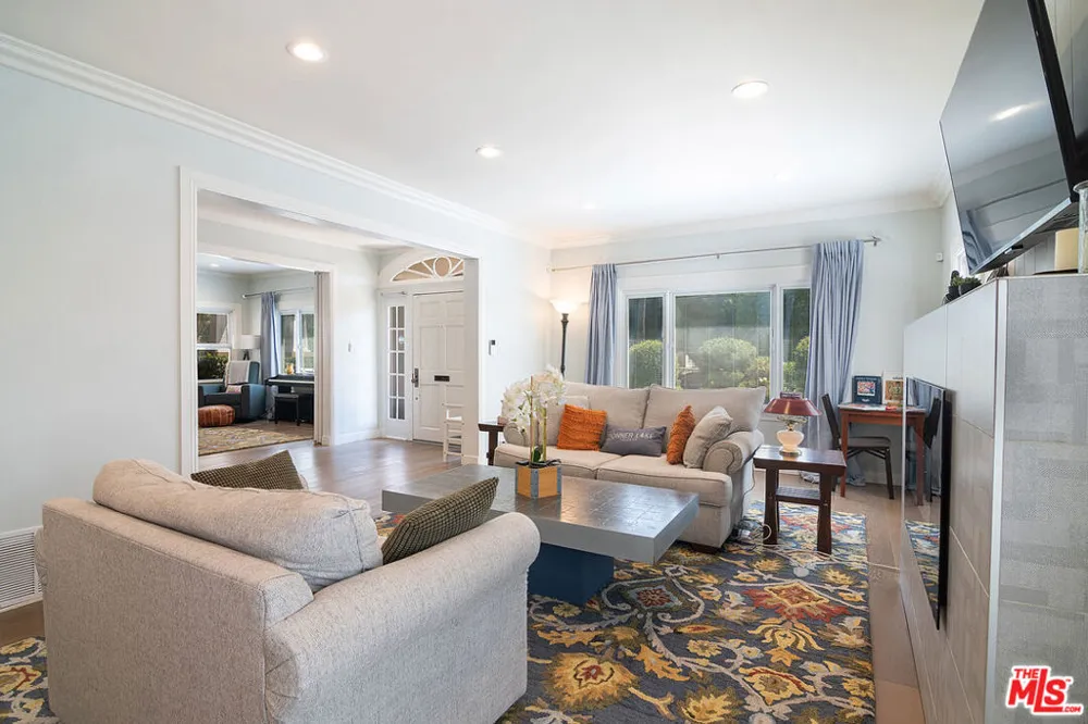 895 S Bronson Avenue Los Angeles, CA 90005