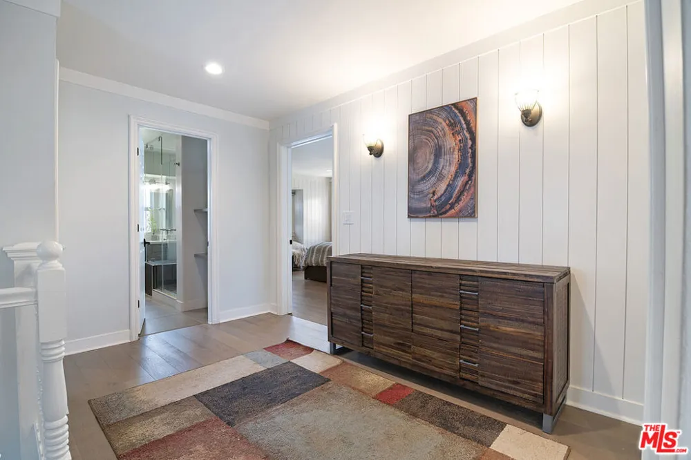 895 S Bronson Avenue Los Angeles, CA 90005