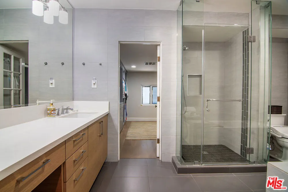 895 S Bronson Avenue Los Angeles, CA 90005
