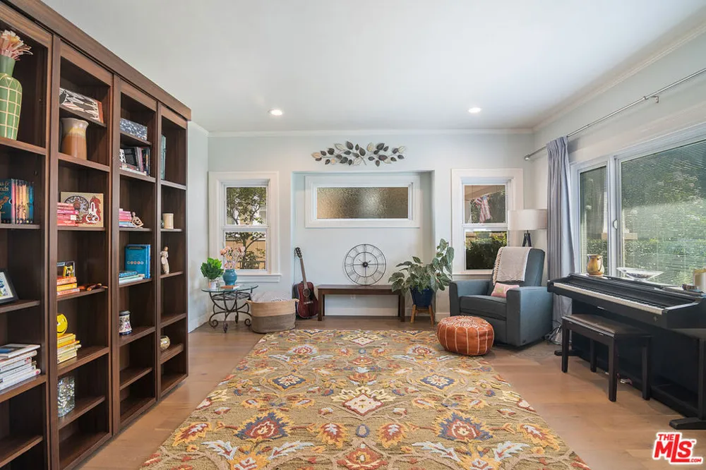 895 S Bronson Avenue Los Angeles, CA 90005