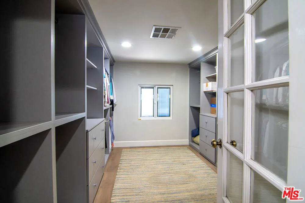 895 S Bronson Avenue Los Angeles, CA 90005