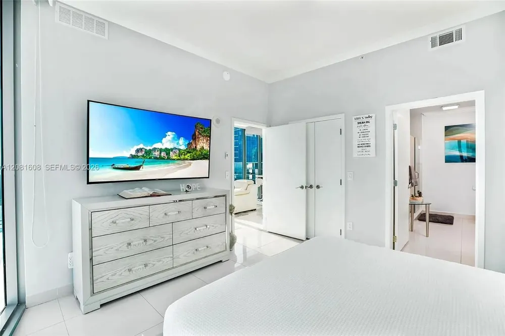 888 Biscayne Blvd #5301 Miami, FL 33132