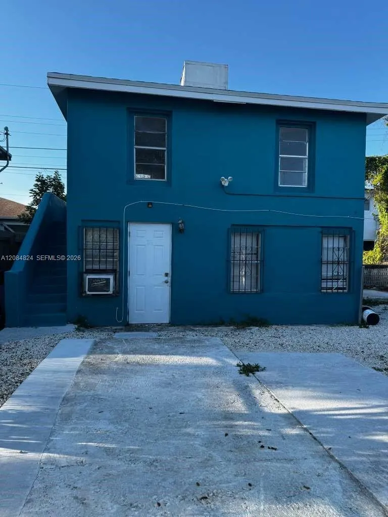 1121 NW 40th St #3 Miami, FL 33127