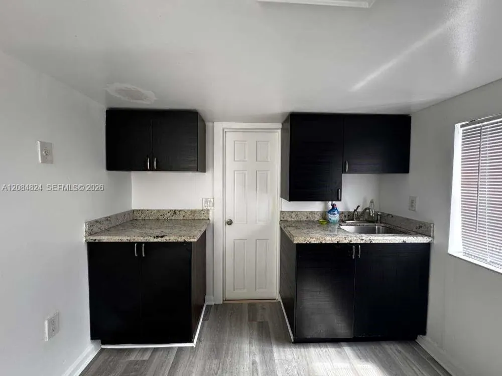 1121 NW 40th St #3 Miami, FL 33127