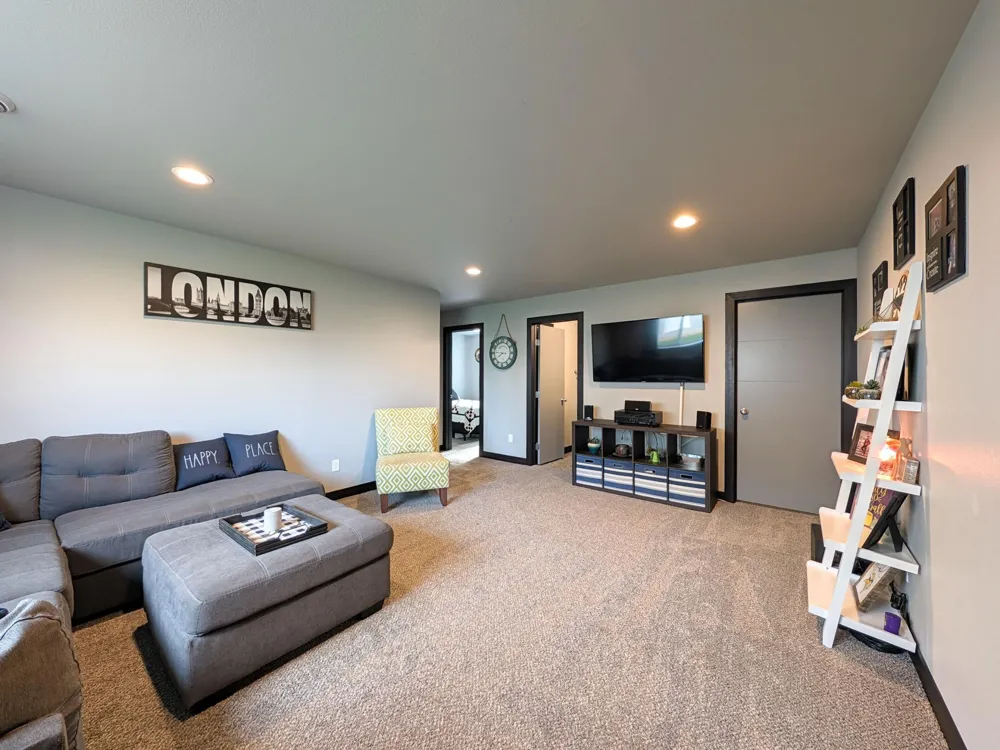 818 ALBERT DRIVE W West Fargo, ND 58078