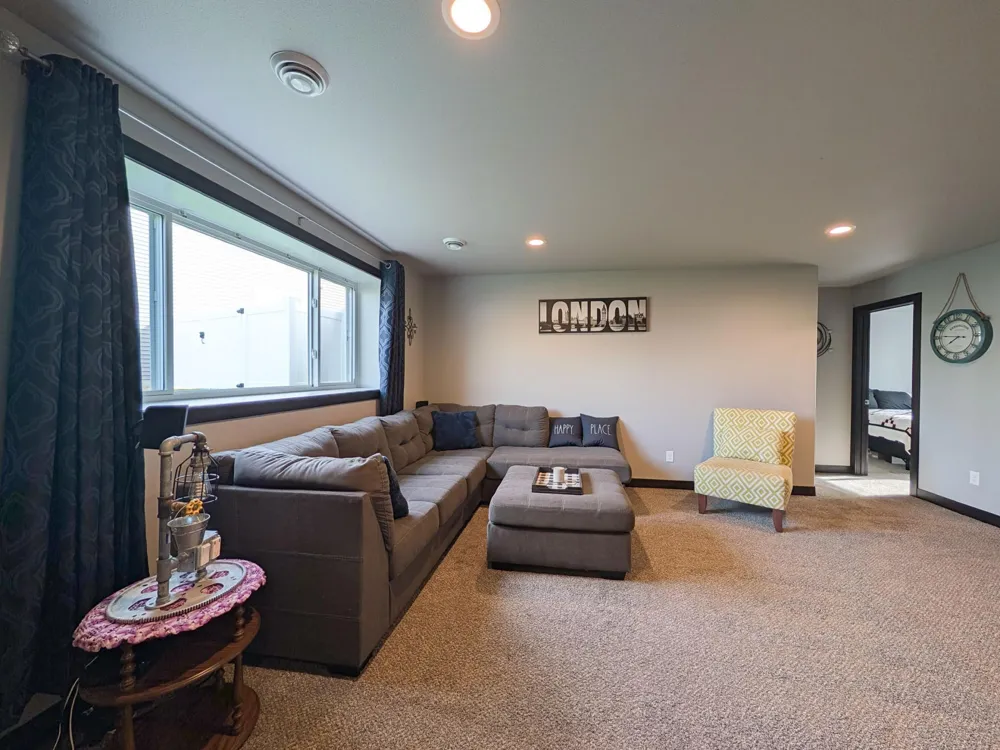 818 ALBERT DRIVE W West Fargo, ND 58078