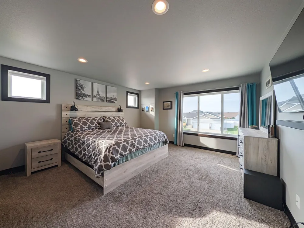 818 ALBERT DRIVE W West Fargo, ND 58078