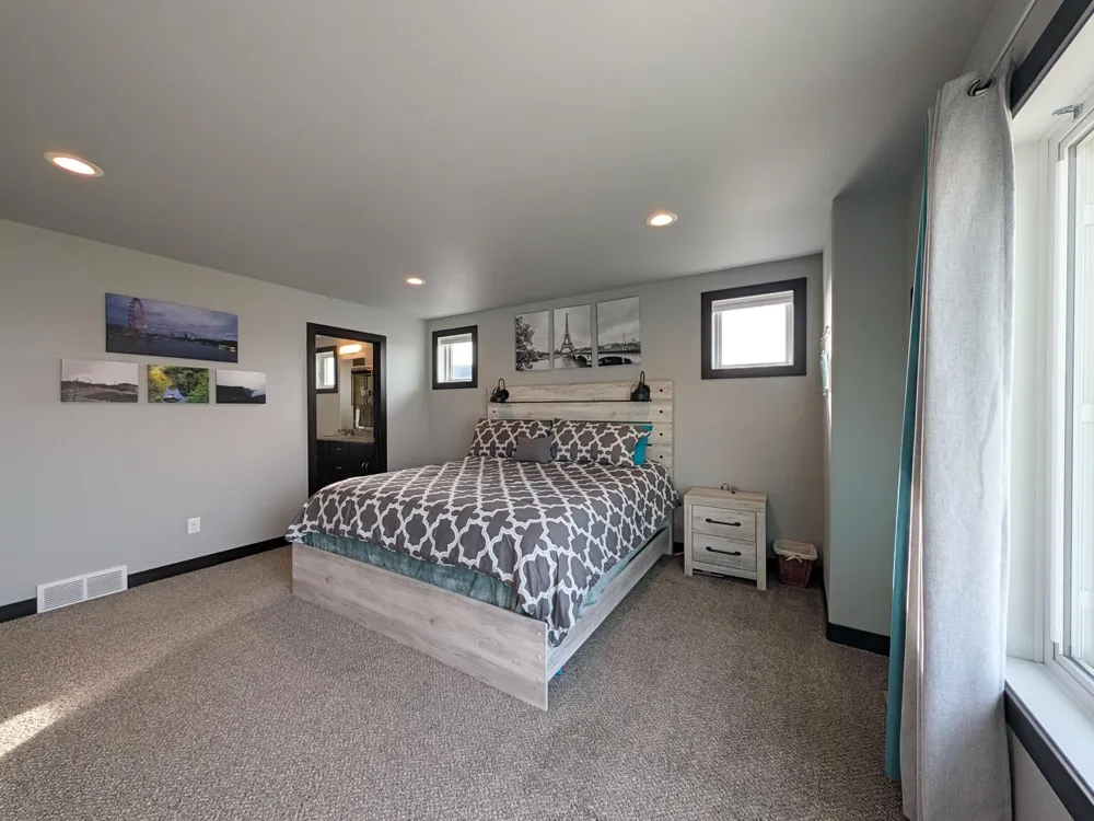 818 ALBERT DRIVE W West Fargo, ND 58078
