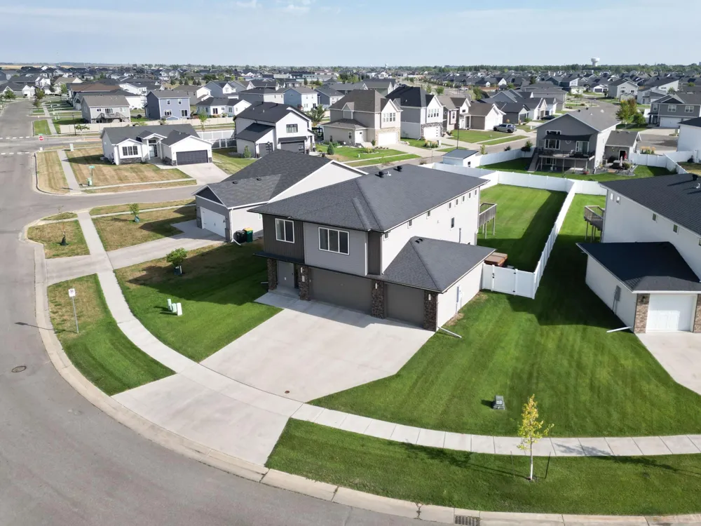 818 ALBERT DRIVE W West Fargo, ND 58078