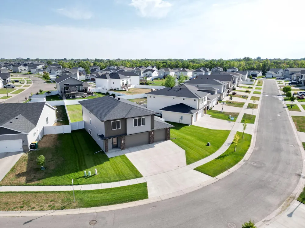 818 ALBERT DRIVE W West Fargo, ND 58078