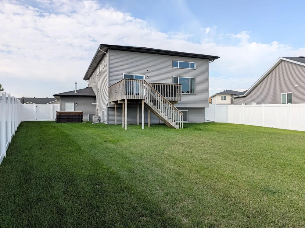 818 ALBERT DRIVE W West Fargo, ND 58078