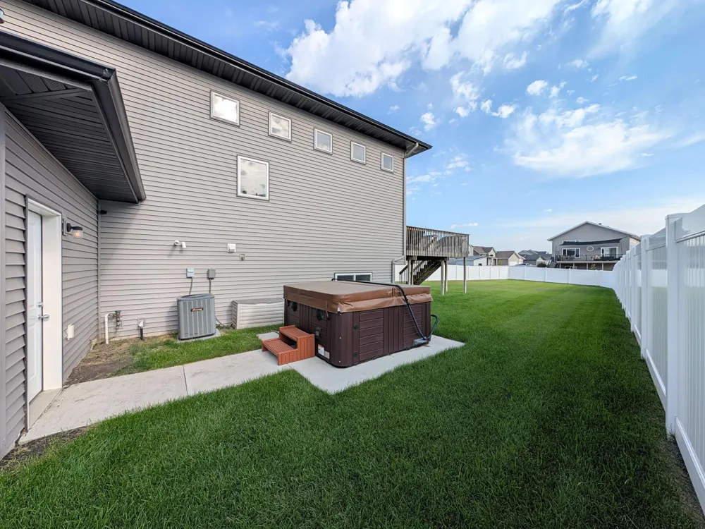 818 ALBERT DRIVE W West Fargo, ND 58078