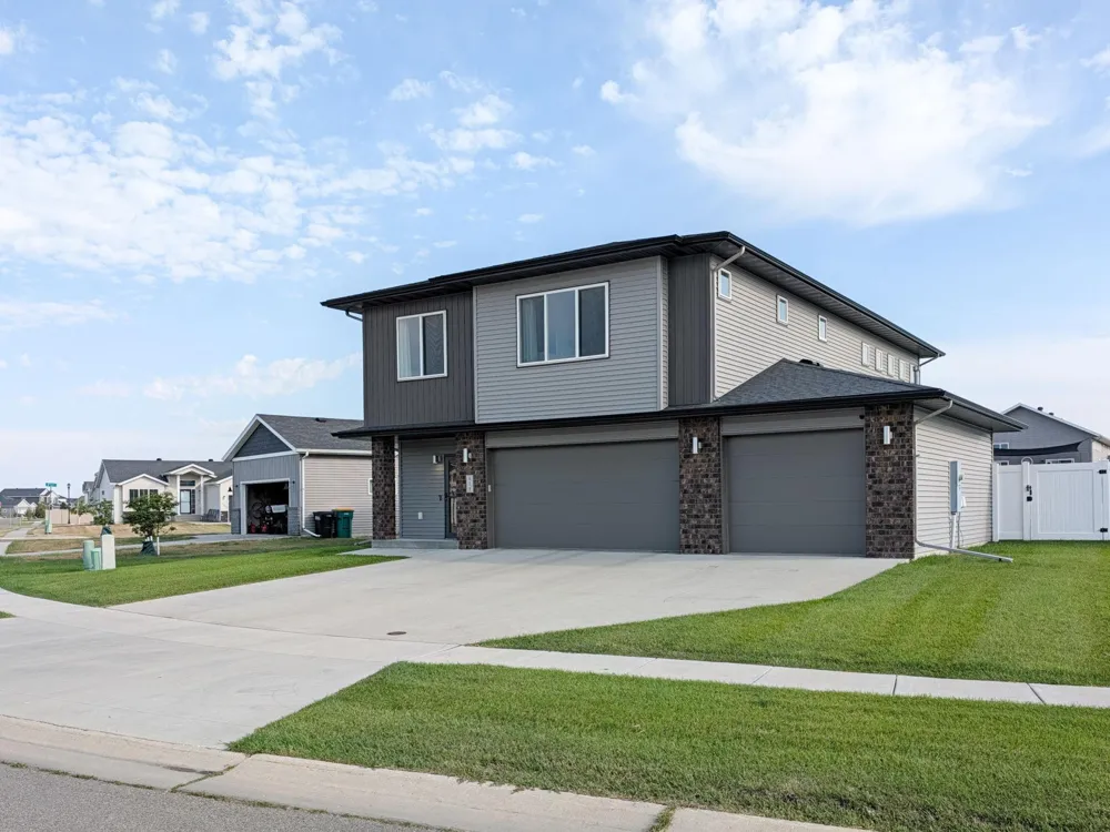 818 ALBERT DRIVE W West Fargo, ND 58078