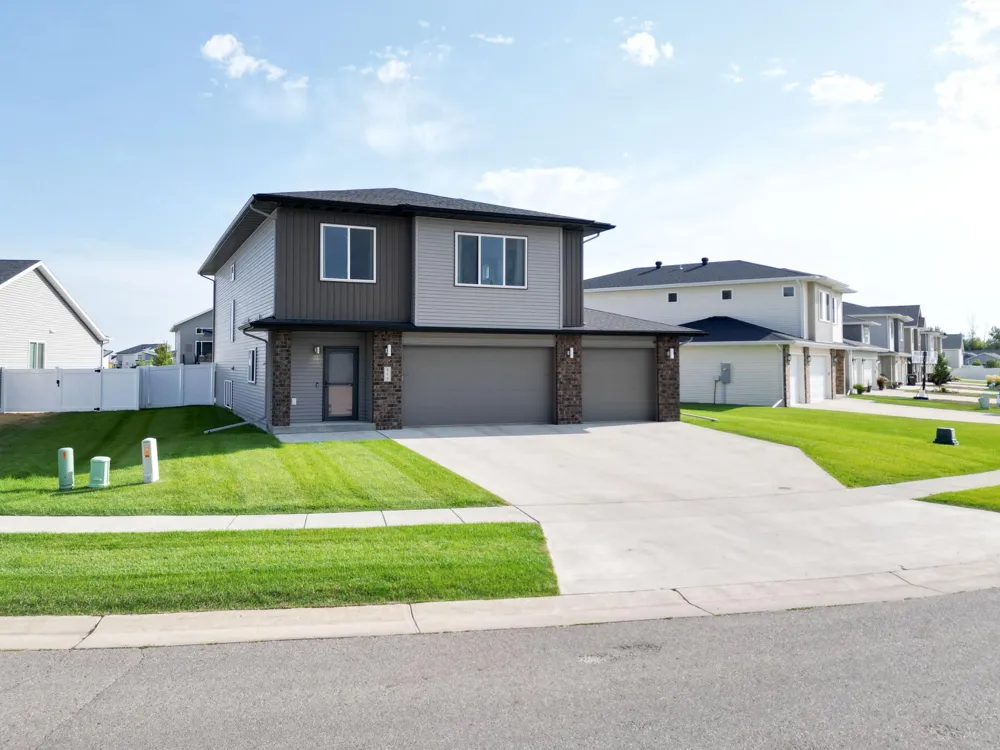 818 ALBERT DRIVE W West Fargo, ND 58078