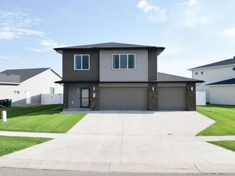 818 ALBERT DRIVE W
