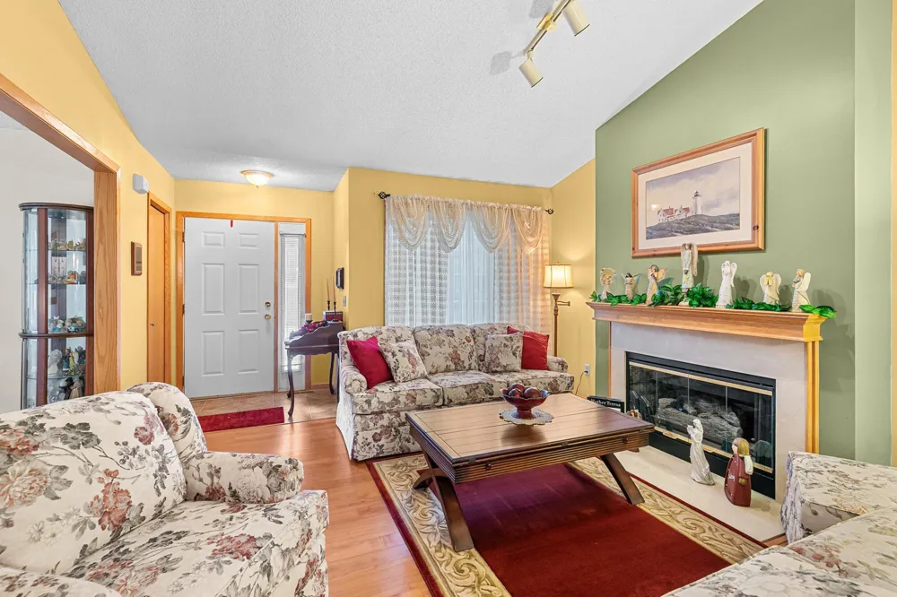 15202 Greenhaven Way Burnsville, MN 55306