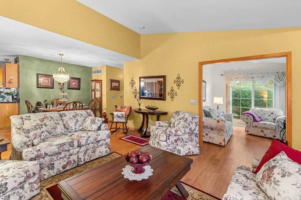 15202 Greenhaven Way Burnsville, MN 55306