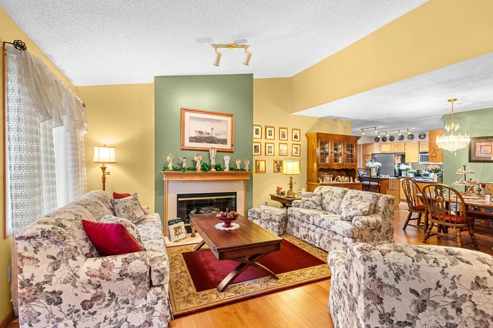 15202 Greenhaven Way Burnsville, MN 55306