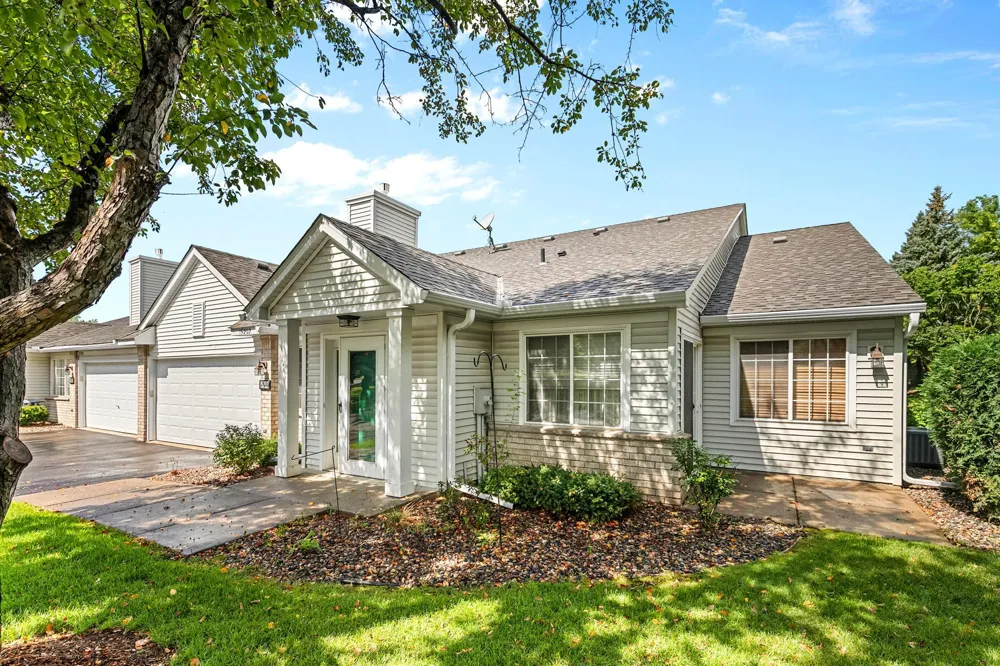 15202 Greenhaven Way Burnsville, MN 55306