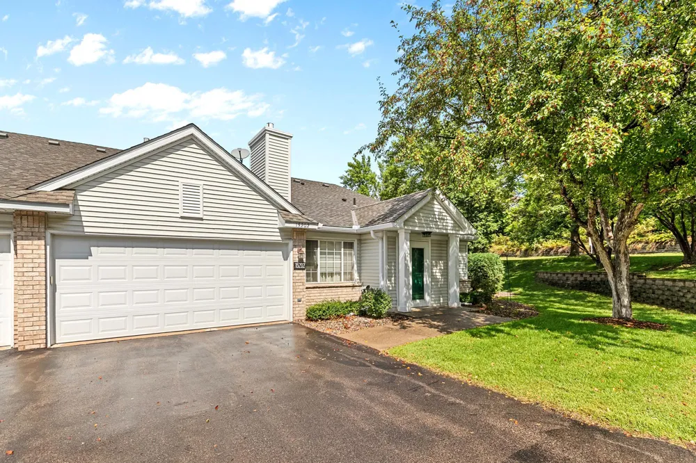 15202 Greenhaven Way Burnsville, MN 55306