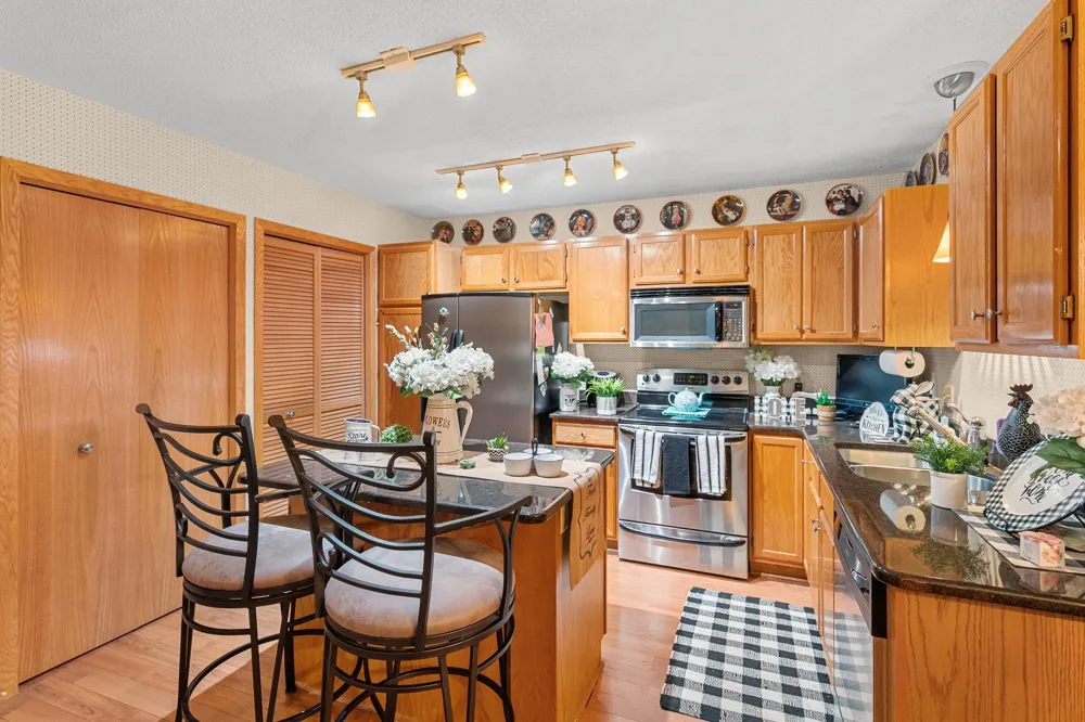 15202 Greenhaven Way Burnsville, MN 55306