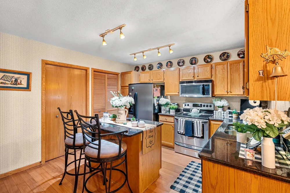 15202 Greenhaven Way Burnsville, MN 55306