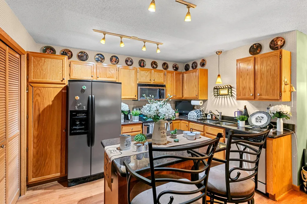 15202 Greenhaven Way Burnsville, MN 55306
