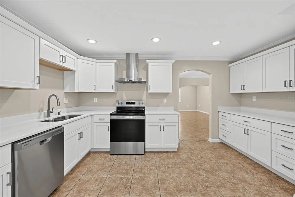 915 SEMINOLE BOULEVARD Tarpon Springs, FL 34689
