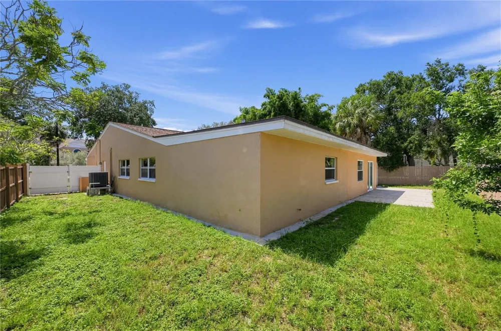 915 SEMINOLE BOULEVARD Tarpon Springs, FL 34689