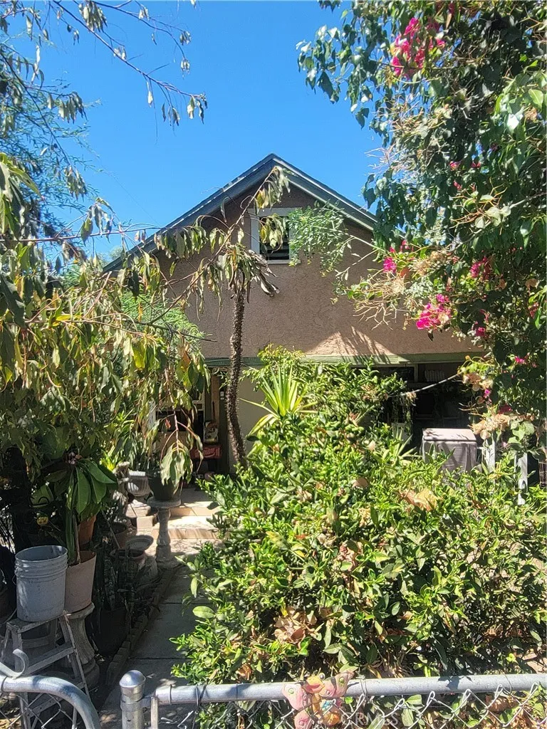 7190 Vine Highland, CA 92346