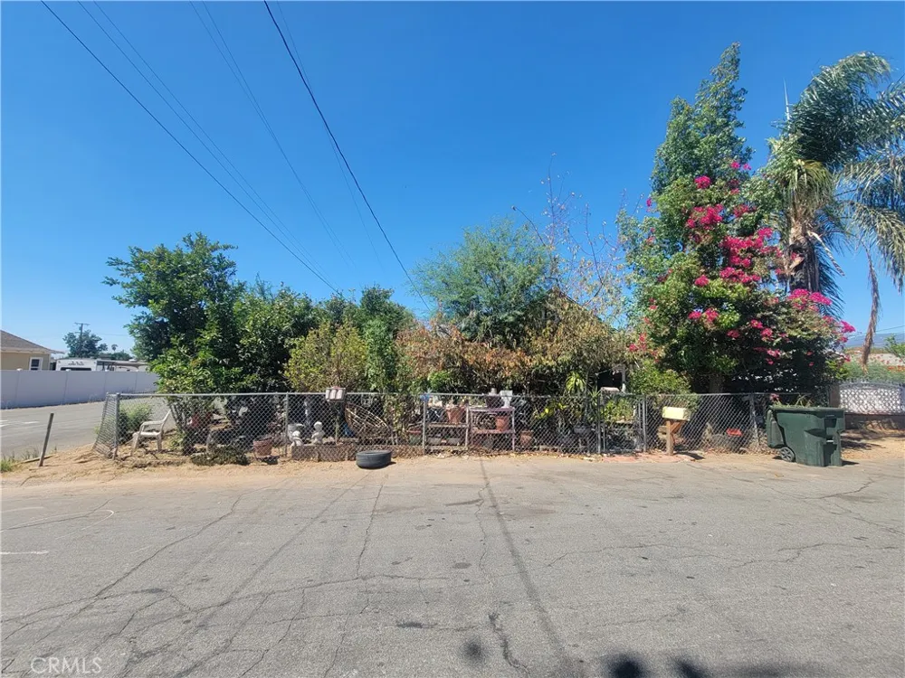 7190 Vine Highland, CA 92346