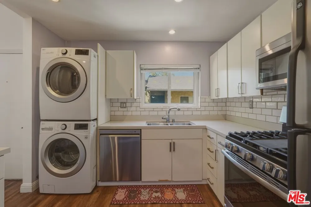 18350 Hatteras Street Tarzana, CA 91356