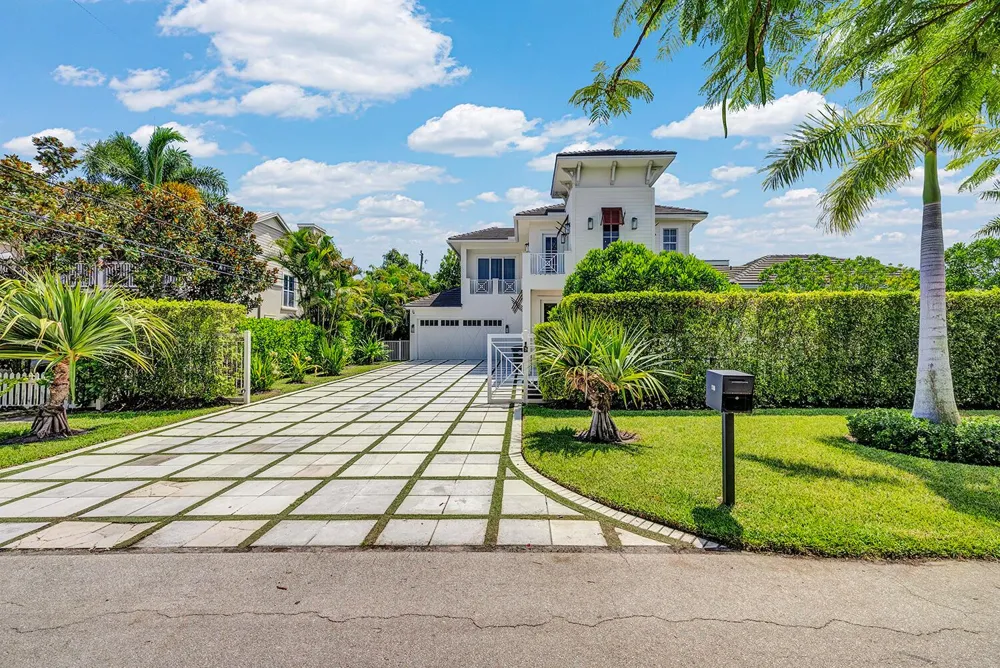216 NW 11TH STREET Boca Raton, FL 33432