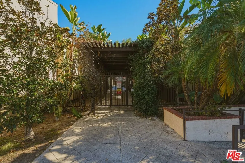 18350 Hatteras Street #250 Tarzana, CA 91356