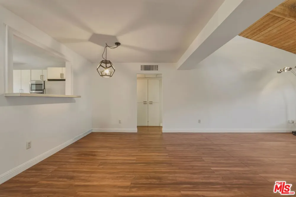18350 Hatteras Street #250 Tarzana, CA 91356