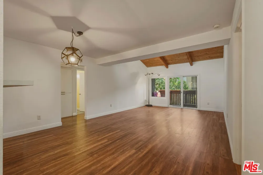 18350 Hatteras Street #250 Tarzana, CA 91356
