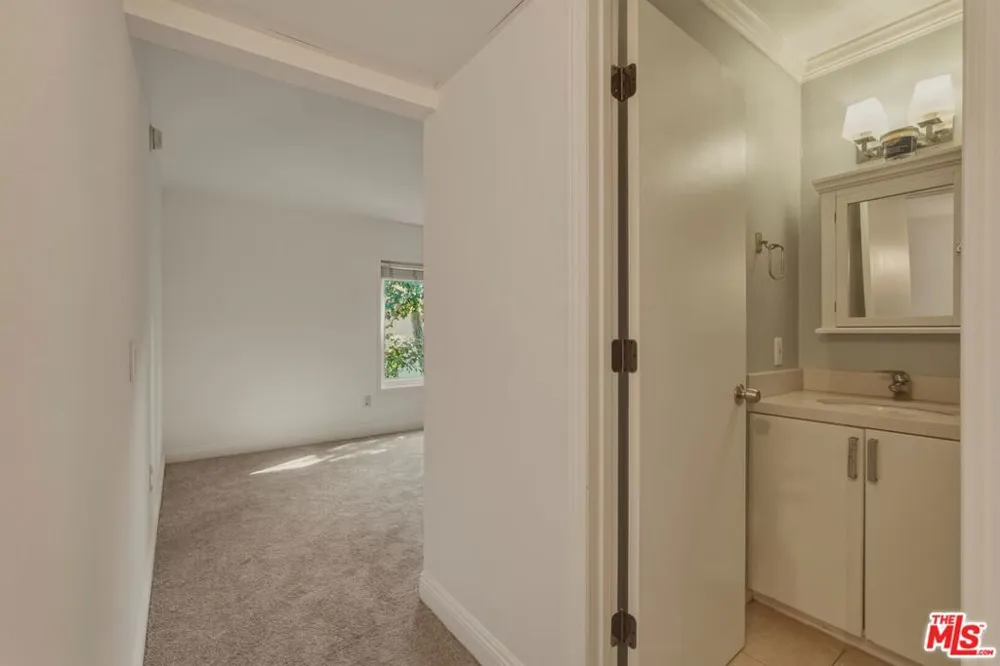 18350 Hatteras Street #250 Tarzana, CA 91356