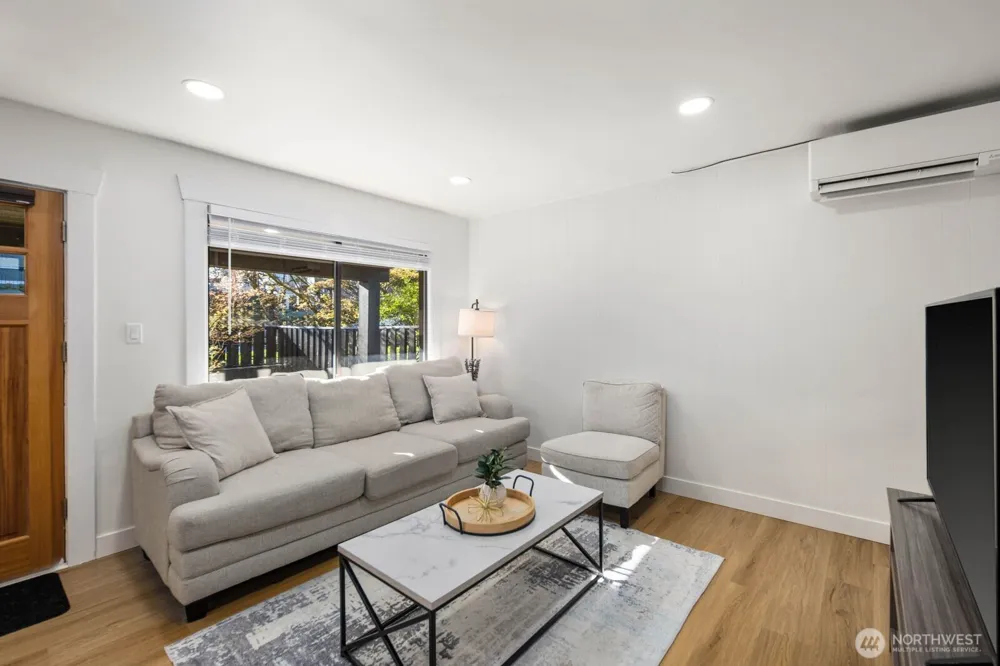 7132 34th Avenue SW Seattle, WA 98126