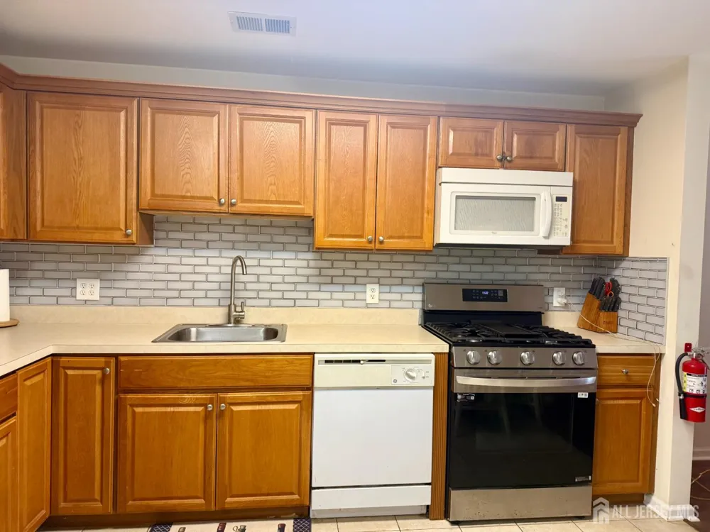 31 Liddle Avenue Edison, NJ 08837