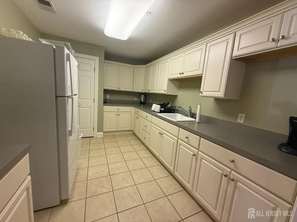 31 Liddle Avenue Edison, NJ 08837