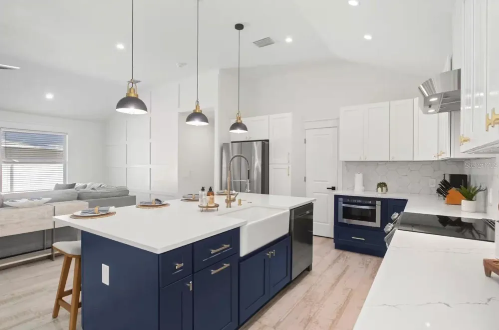 607 37TH STREET W Bradenton, FL 34205