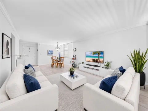 2016 Bay Dr #203