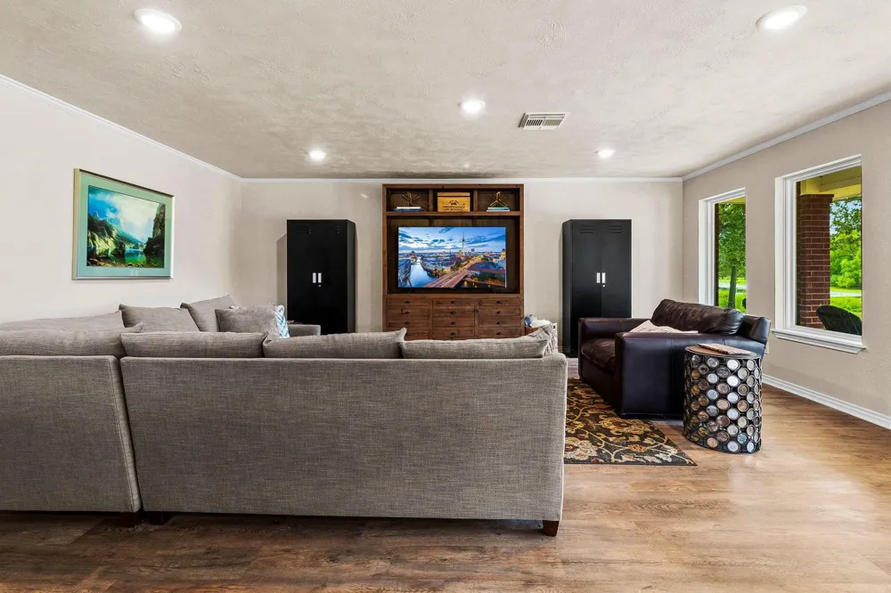 361 S Lakeside Drive Huntsville, TX 77320