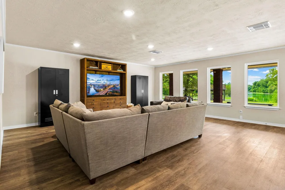 361 S Lakeside Drive Huntsville, TX 77320