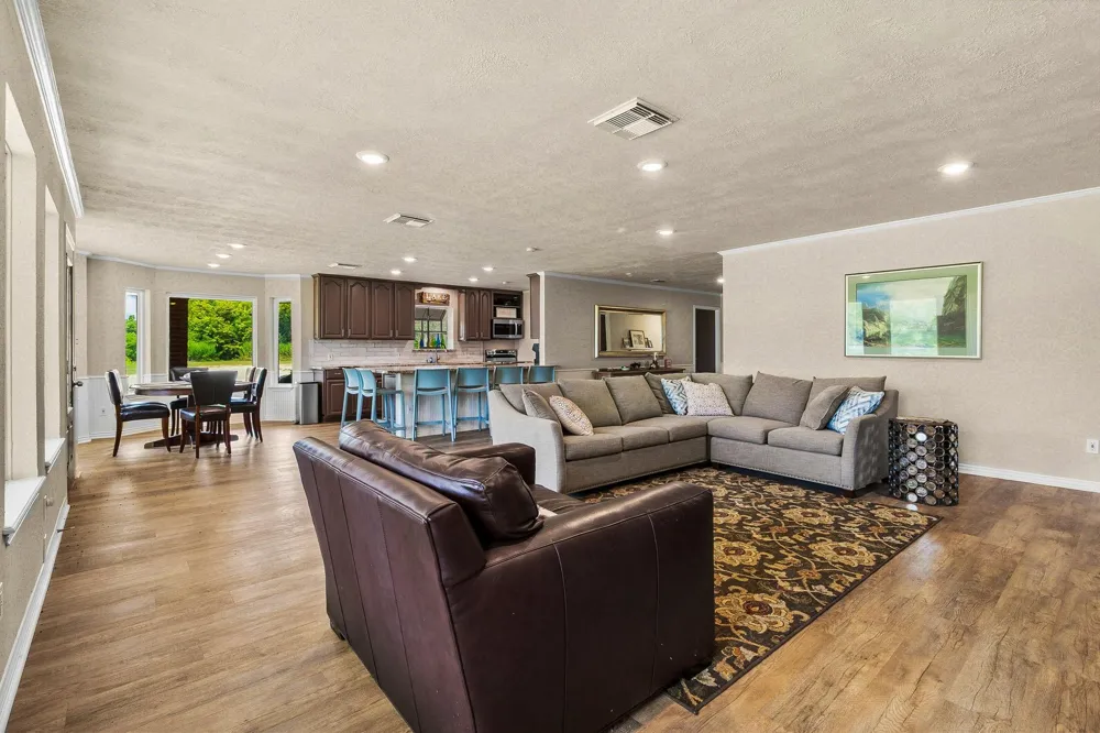 361 S Lakeside Drive Huntsville, TX 77320