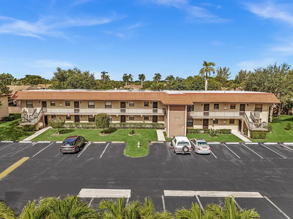 21904 LAKE FOREST CIRCLE #202 Boca Raton, FL 33433