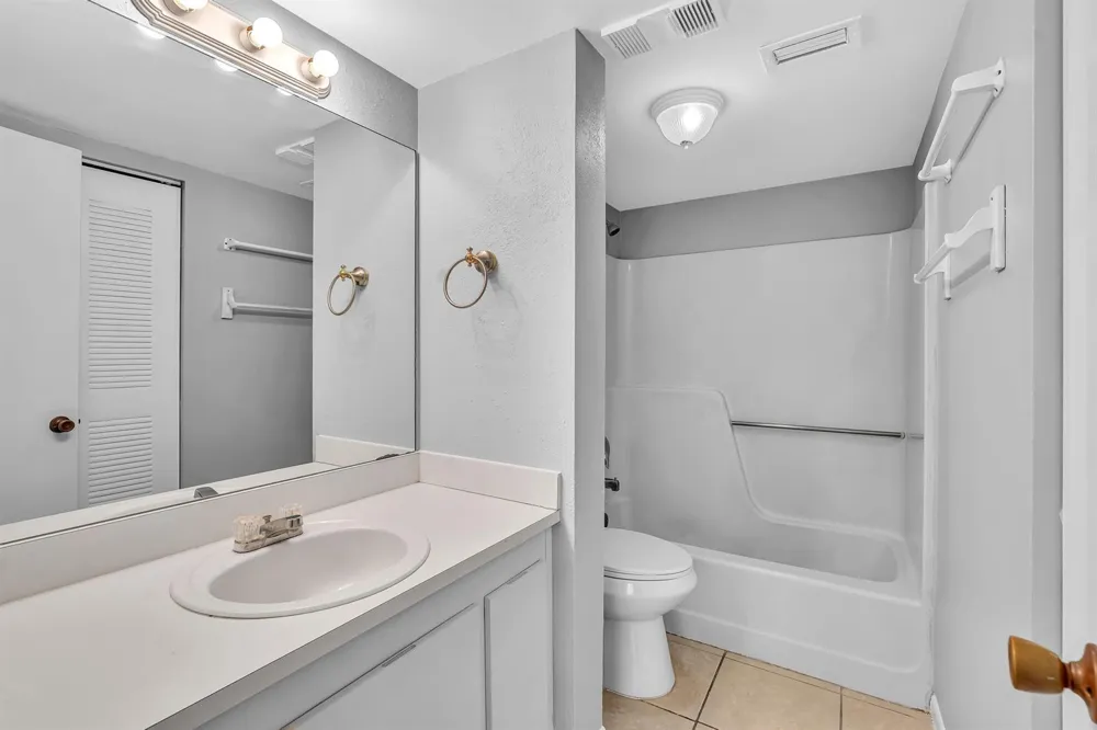 21904 LAKE FOREST CIRCLE #202 Boca Raton, FL 33433