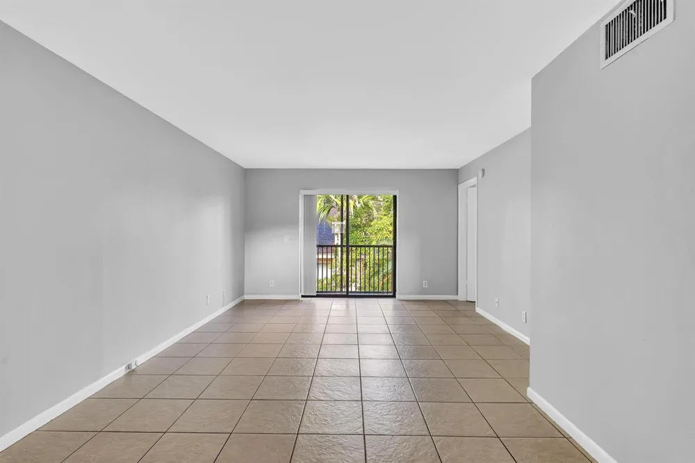 21904 LAKE FOREST CIRCLE #202 Boca Raton, FL 33433