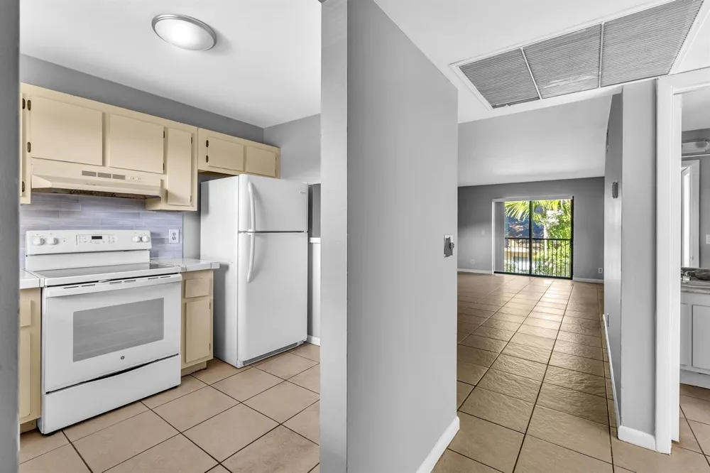 21904 LAKE FOREST CIRCLE #202 Boca Raton, FL 33433